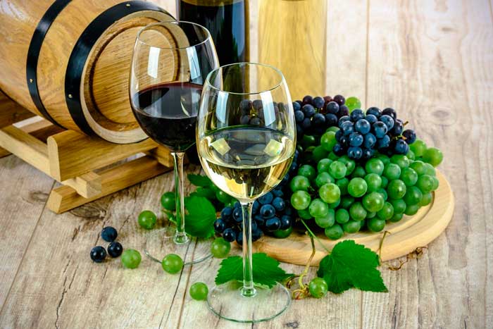 Barril, uvas y copas de vino en la Casa del Vino en Los Llanos de Aridane de La Palma