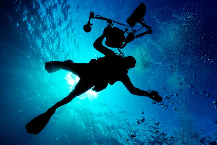 Buceador en las aguas del Océano Atlántico en Tenerife en un paseo en submarino