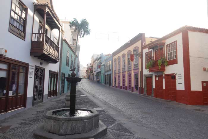 Calle Real en Santa Cruz de La Palma con sus casas coloniales de colores y fuente