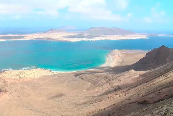 Camino de los Gracioseros con la Playa del Risco en Lanzarote y la Isla de La Graciosa