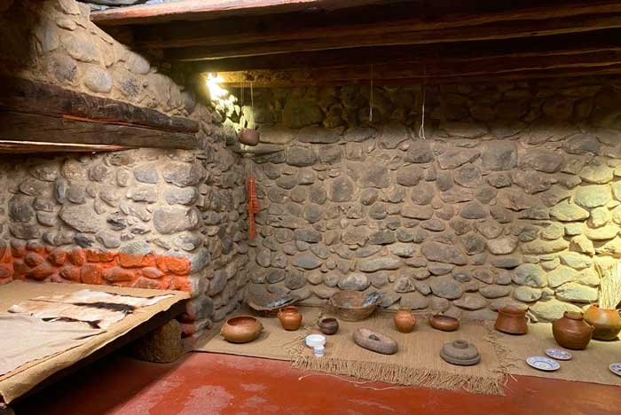 Reproducción del interior de una casa en la Cueva Pintada de Gáldar en el norte de Gran Canaria