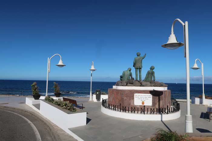 Esculturas y mirador al océano en el Paseo de Los Poetas en Agaete