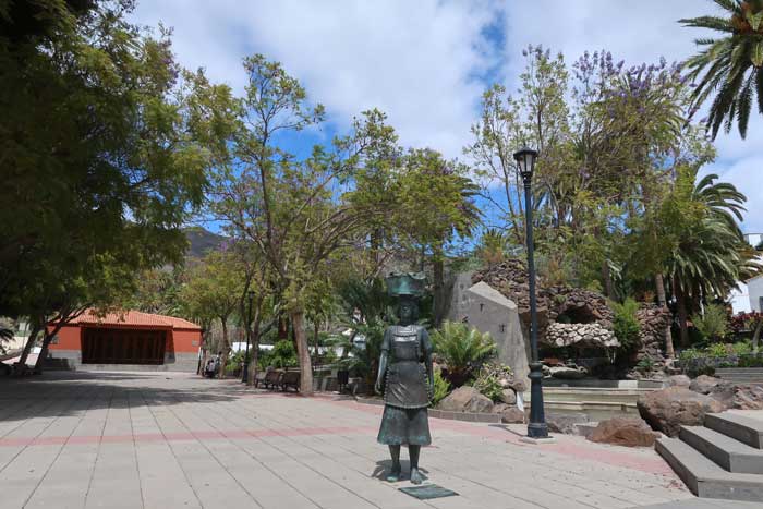 Estatua a la mujer rural en la Plaza de Santa Lucía de Tirajana