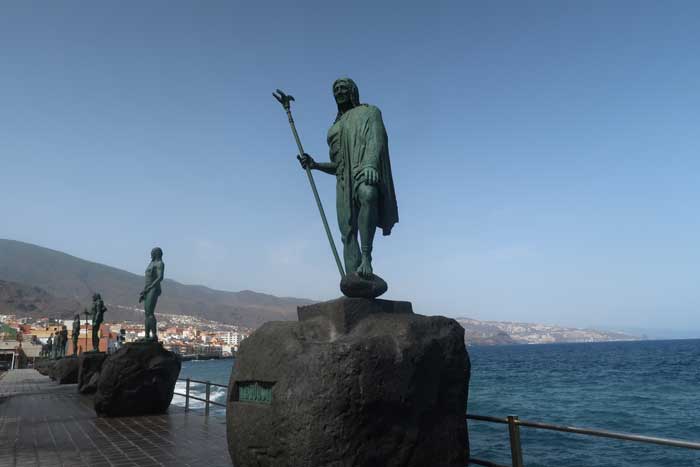 Estatuas de los menceyes guanches en el paseo marítimo de La Candelaria