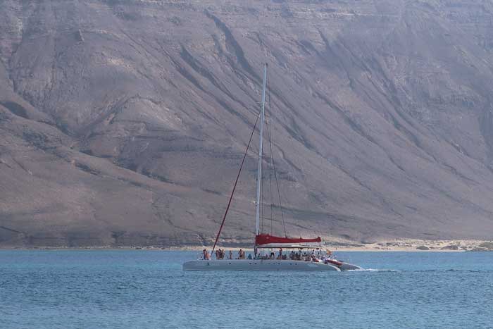 Catamarán en una excursión en barco en Fuerteventura