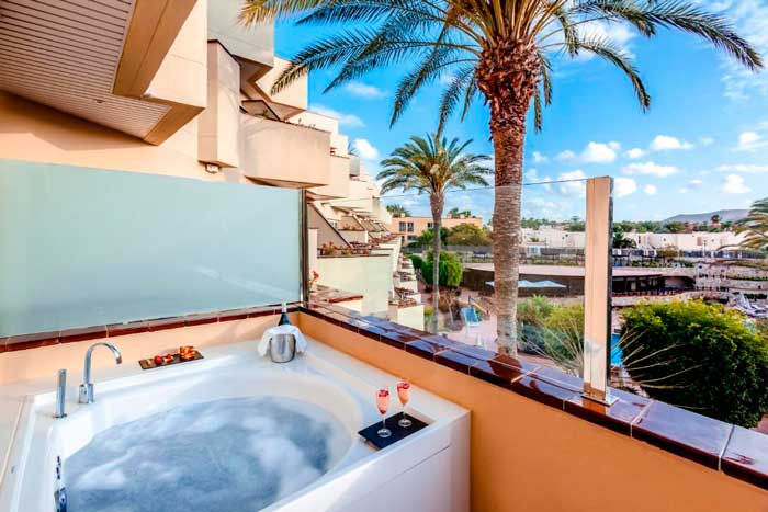Hotel con jacuzzi en la terraza de la habitación en Fuerteventura Corralejo Bay