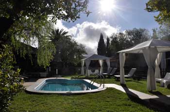 Jardín con piscina en Hotel Rural en San Mateo