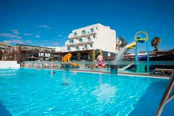 Piscina con Juegos Infantiles en el HD Beach Resort en Lanzarote