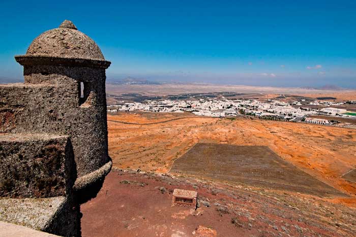 Mirador de la Villa de Teguise en el Castillo de Santa Bárbara en Lanzarote