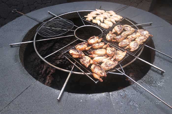 Parrilla de carne hecho con el calor del volcán en el Restaurante El Diablo en Timanfaya