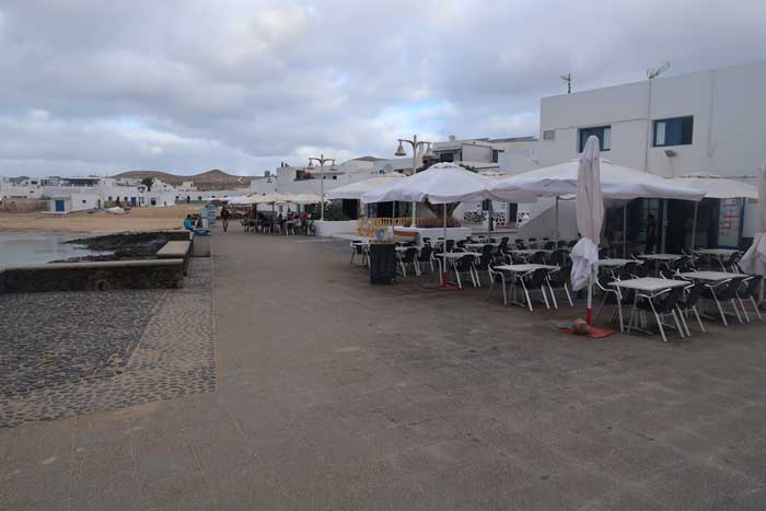 Paseo de Caleta de Sebo con terrazas de restaurantes en La Graciosa