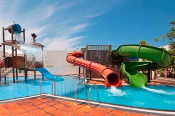 Piscina Infantil con toboganes del resort familiar Caybeach Sun en Lanzarote