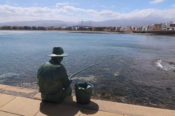 Playa de arinaga con escultura de pescador, Gran Canarias