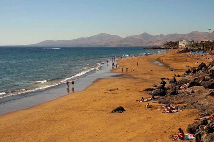 Playa Grande de Puerto del Carmen en Lanzarote