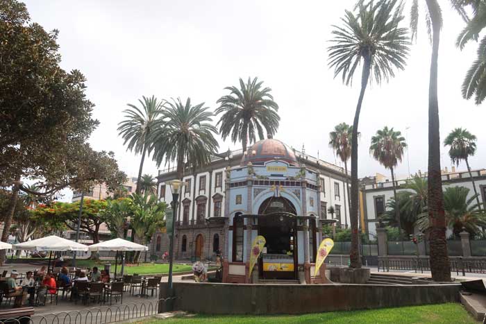 Plaza de San Telmo con el kiosko modernista y palmeras canarias en Las Palmas de Gran Canaria