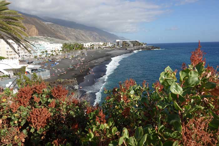 Puerto Naos en La Palma con la playa, apartamentos y hoteles de fondo
