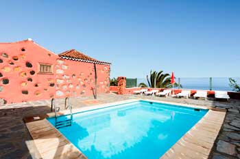 Villa Los Draguitos en Mazo con su piscina privada con vistas al mar