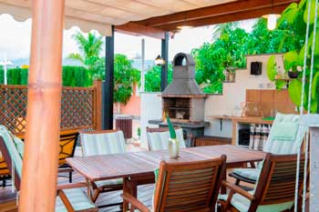 Terraza con barbacoa de las Villas en Gran Canaria Siesta Suites
