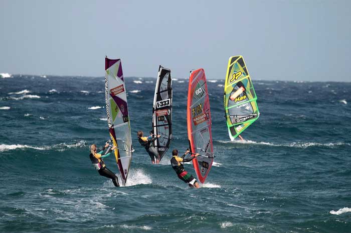 Windsurfistas en El Médano en el sur de Tenerife